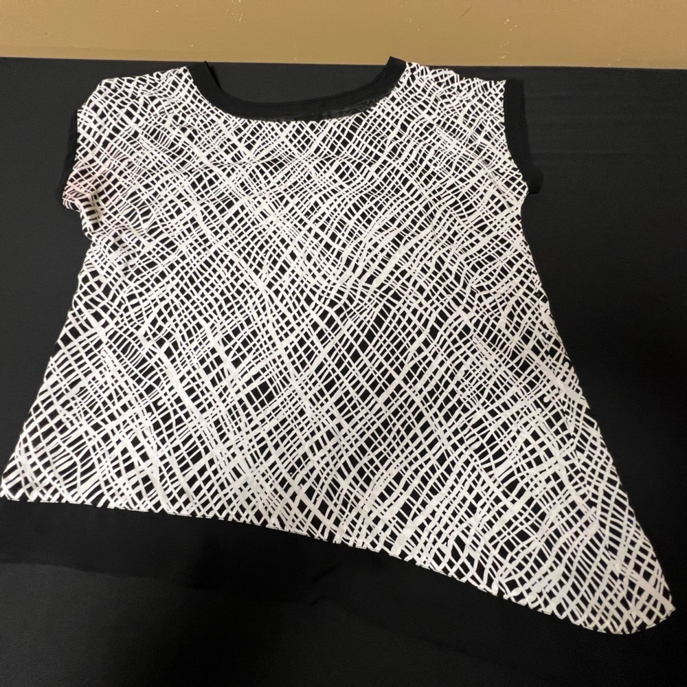 ANN TAYLOR BLACK/WHITE PATTERNED TOP W/BLACK TRIM ON SCOOP NECK, SLEEVE, HEMLINE